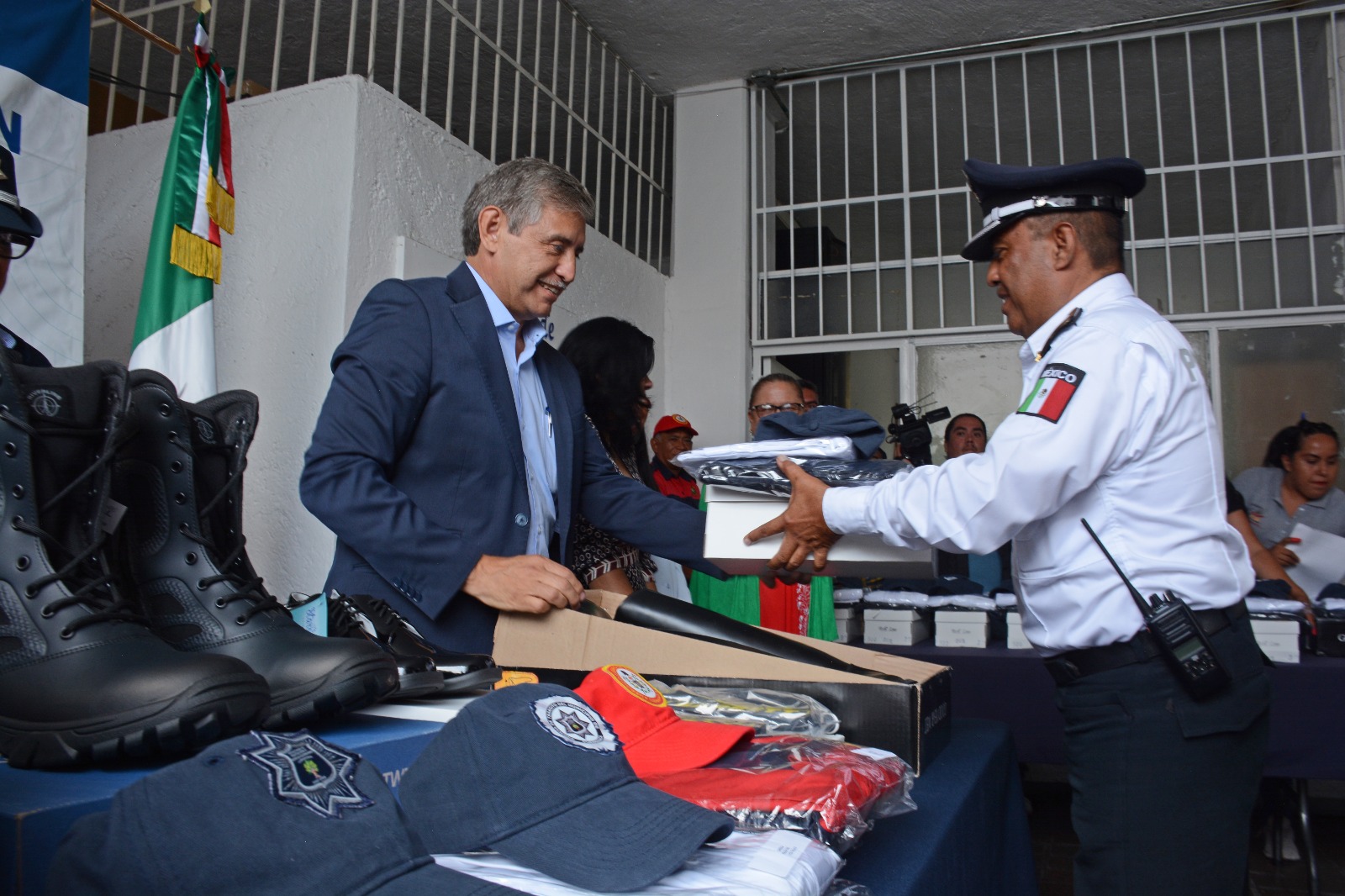 CUMPLEN JOSÉ LUIS URIÓSTEGUI Y CABILDO CON LA ENTREGA DE UNIFORMES Y EQUIPO A POLICÍAS Y BOMBEROS DE CUERNAVACA