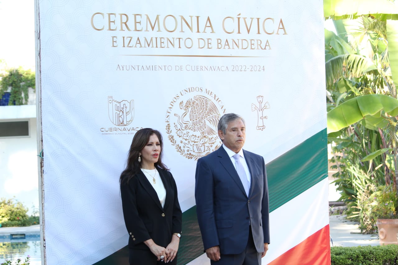 JOSÉ LUIS URIÓSTEGUI Y LUZ MARÍA ZAGAL ENCABEZAN CEREMONIA DE IZAMIENTO Y HONORES A LA BANDERA DEL INICIO DE LA LUCHA DE INDEPENDENCIA