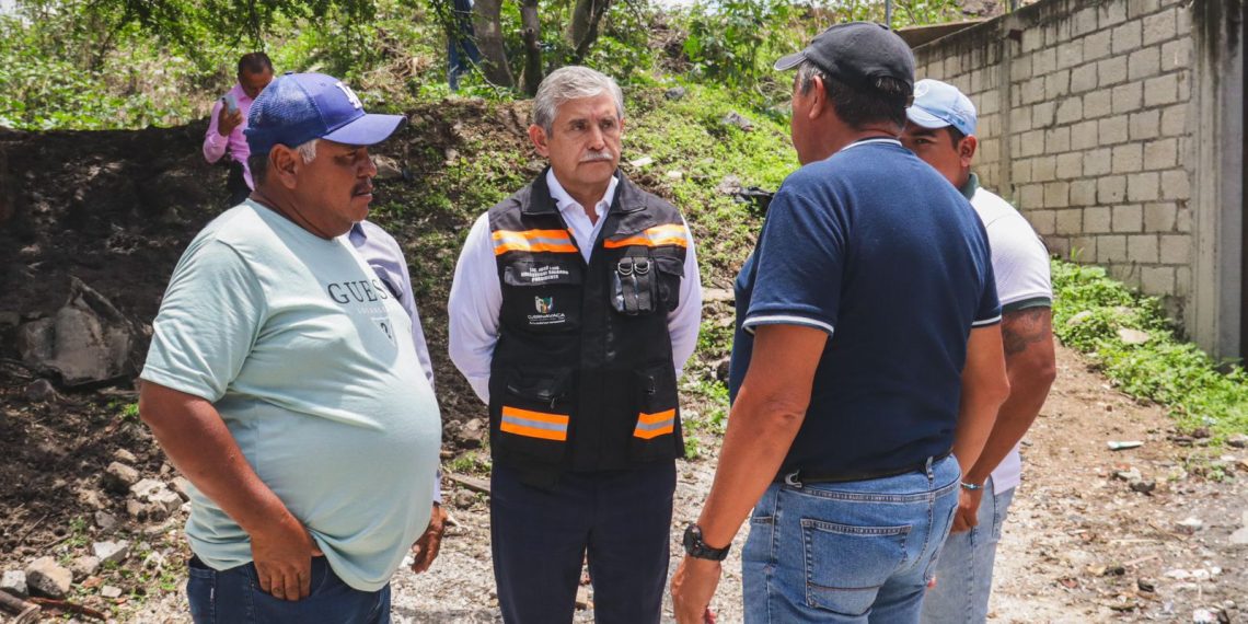 José Luis Urióstegui supervisa avance de obra hidráulica en la calle Yuriria