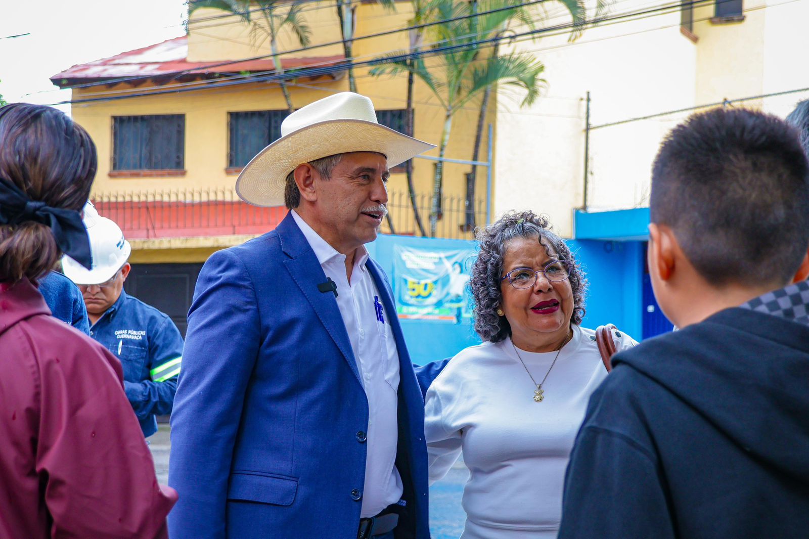 Vecinos y alcalde José Luis Urióstegui supervisan obra de drenaje en Flores Magón