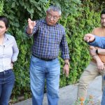 La síndica Paula Trade platica con vecinos de Ahuatlán frente a una zona de baches y fugas de agua
