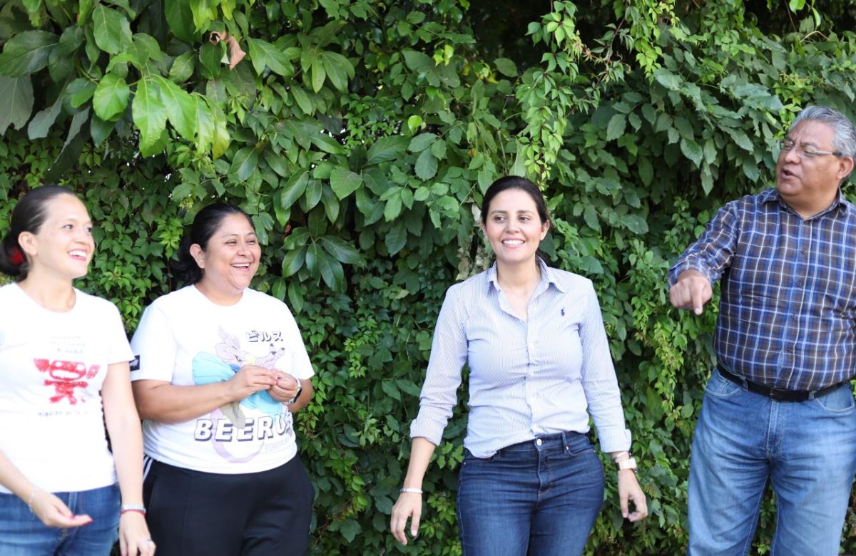 La síndica Paula Trade platica con vecinos de Ahuatlán frente a una zona de baches y fugas de agua