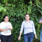 La síndica Paula Trade platica con vecinos de Ahuatlán frente a una zona de baches y fugas de agua