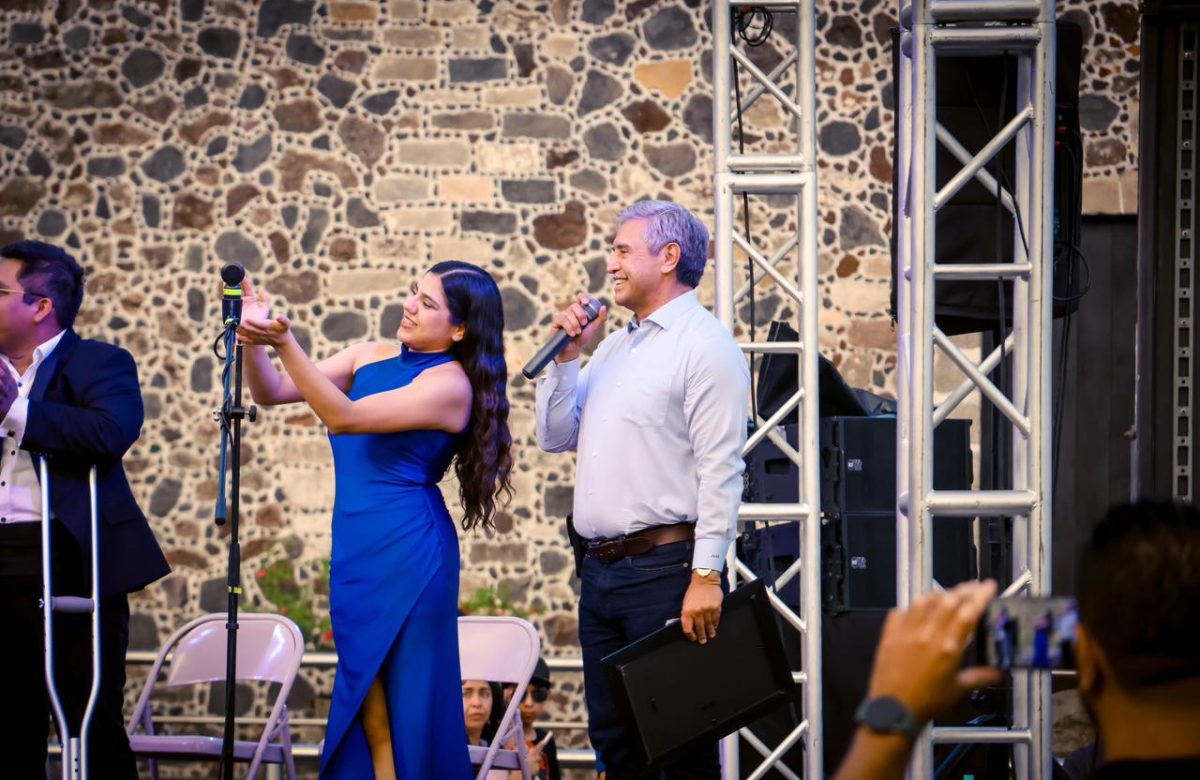 Histórico concierto de ópera en el Palacio de Cortés reúne a cerca de dos mil personas