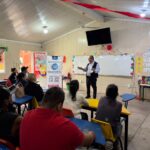 Personal de la DGPSV de la SEPRAC brindando orientación preventiva a estudiantes e integrantes de la comunidad en un módulo informativo de Cuernavaca.