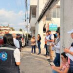 Personal de la DGPSV de la SEPRAC brindando orientación preventiva a estudiantes e integrantes de la comunidad en un módulo informativo de Cuernavaca.