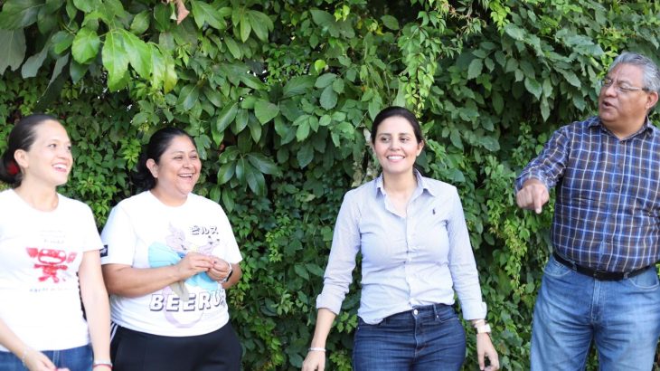 Paula Trade revisa fuga de agua y baches en Ahuatlán