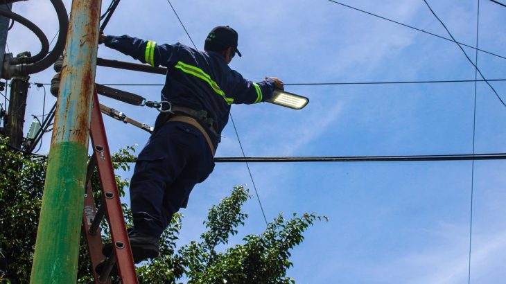 Ayuntamiento de Cuernavaca supervisa y brinda mantenimiento a la red de alumbrado público en la avenida Morelos